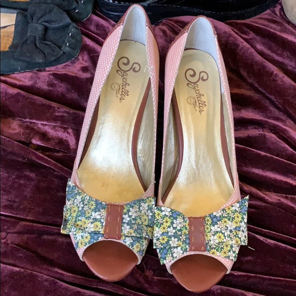 Seychelles peep toe heel with floral bow.
